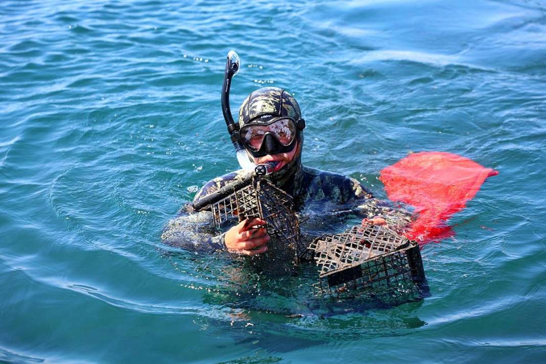 Bunu balıklar yıkansın diye mi denize attın! Deniz dibi temizliğinde 'Pes' dedirten görüntüler... 7